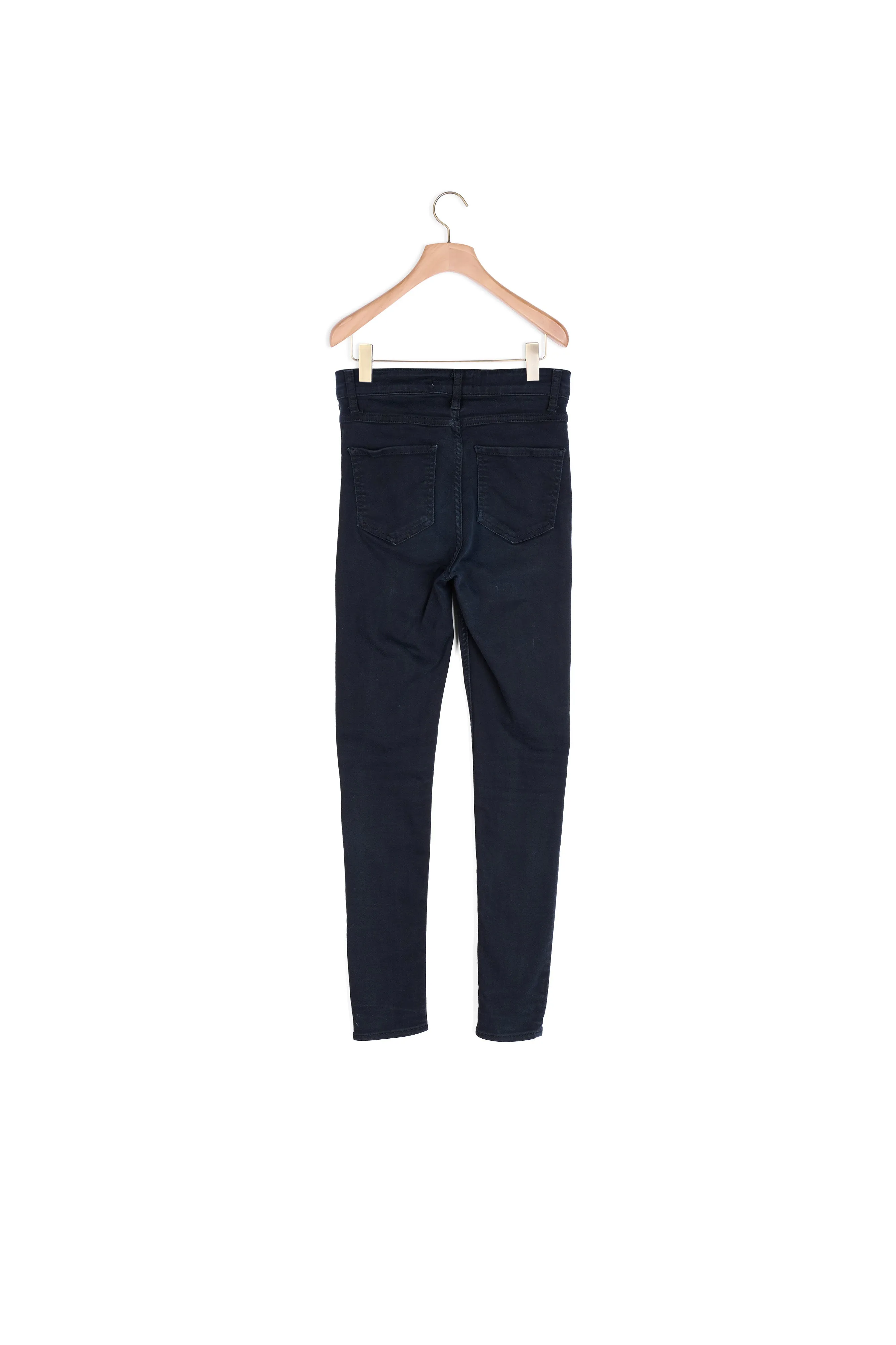Jean zip visible et coutures apparentes
