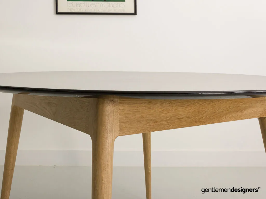 Table ronde avec un plateau laqué noir 